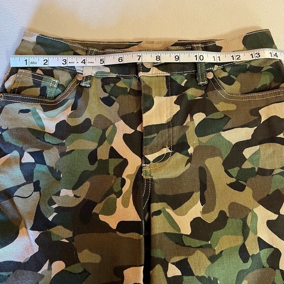 Venus Camo Cropped Jeans, Size 2 - Picture 8 of 8